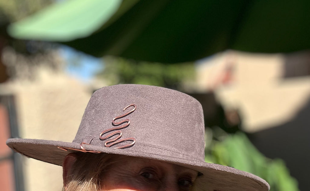 Brush stroke hat clip