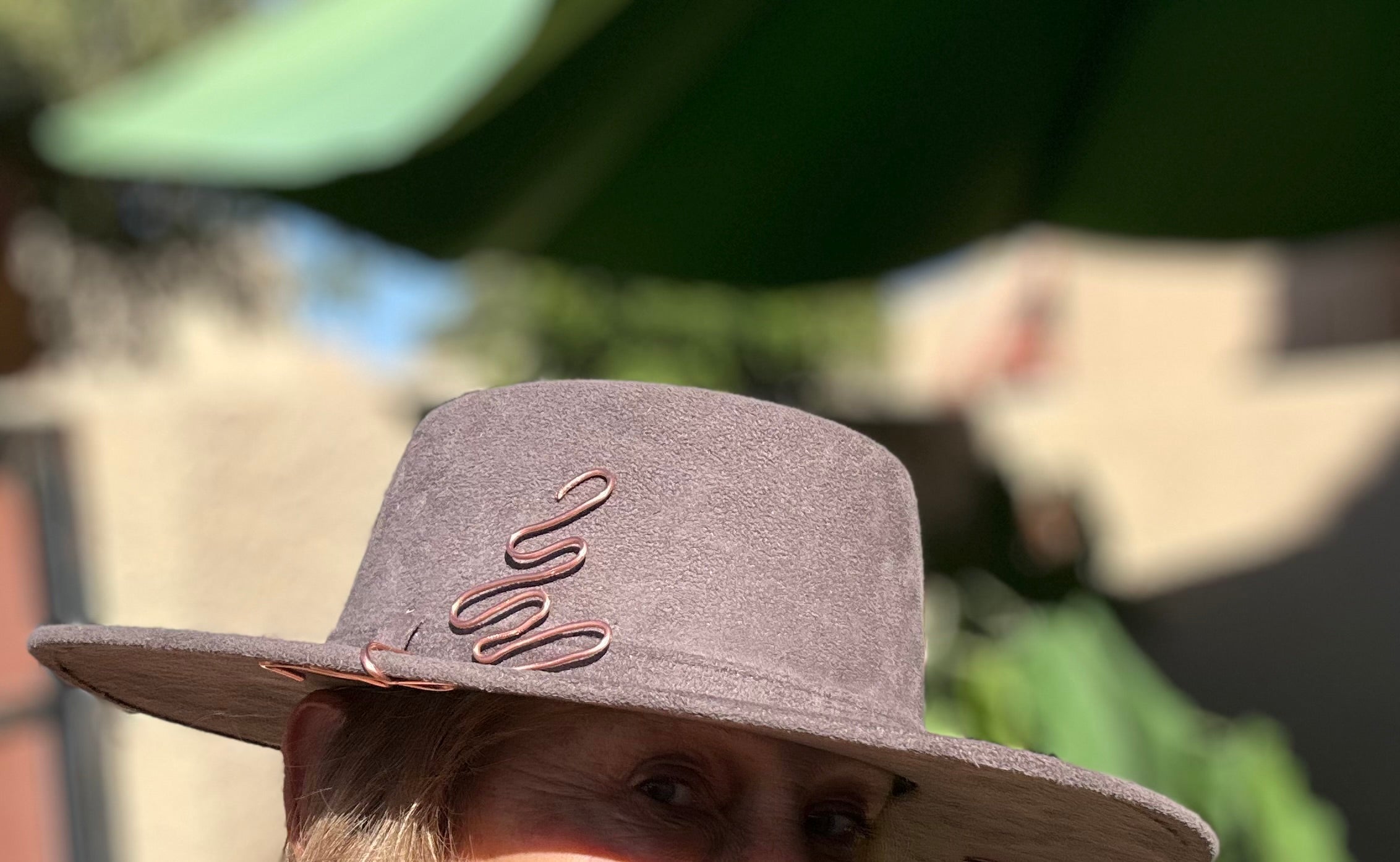 Brush stroke hat clip